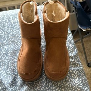 Women winter boots never been worn